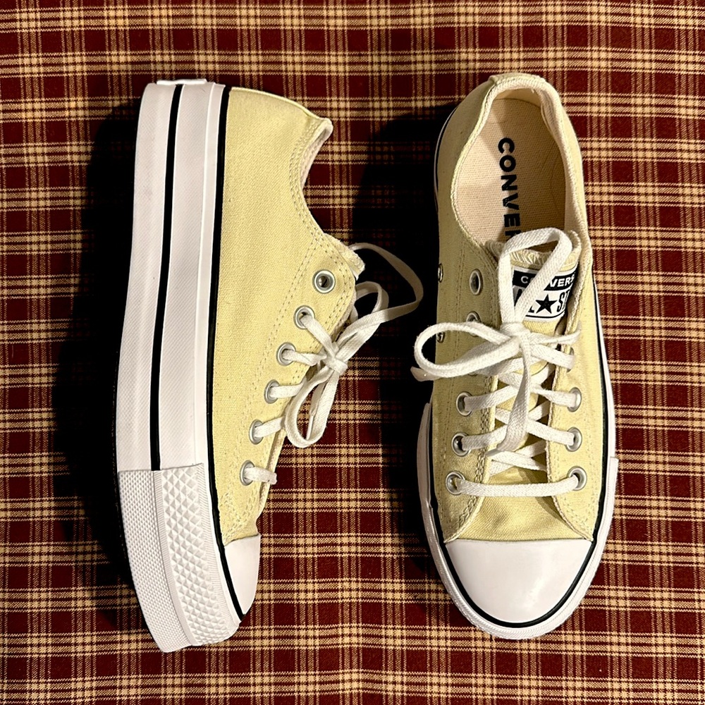 Woman’s Chuck Taylor Allstar Low Top Light Yellow Converse